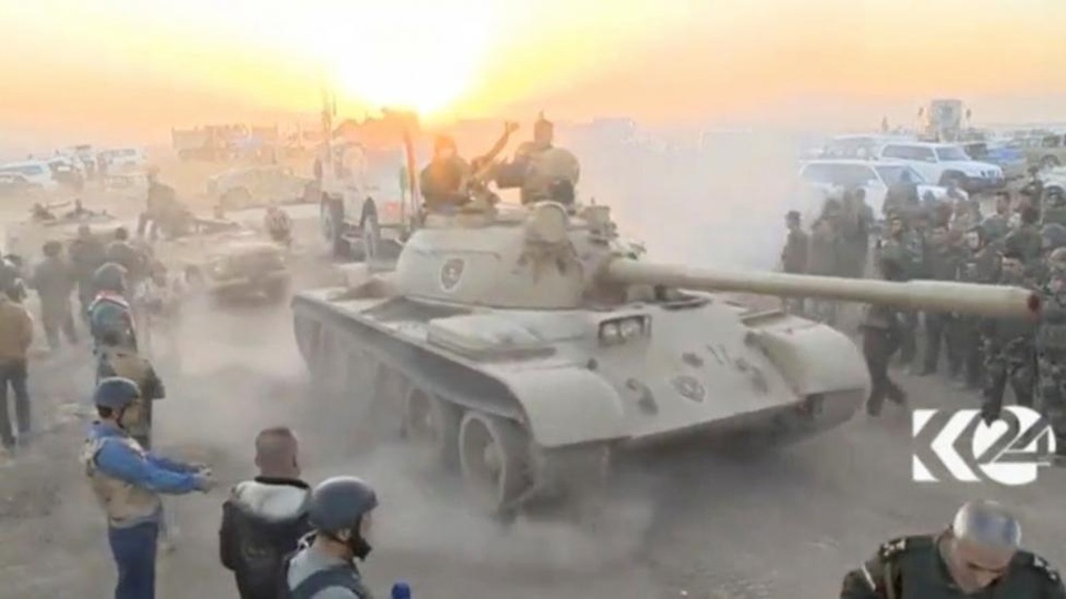 Chiến sự ác liệt tại thành trì của phiến quân IS ở Iraq - 2
Ảnh cắt từ video cho thấy xe tăng lăn bánh vào sáng sớm ngày 17/10 khi mặt trời mọc để tiến về Mosul, nơi chính phủ Iraq phát động chiến dịch quân sự được Mỹ hẫu thuẫn nhằm đánh đuổi nhóm phiến quân IS khỏi thành phố ở miền bắc IS. (Ảnh: Reuters)