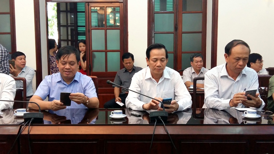 Phấn đấu ủng hộ người nghèo và đồng bào vùng lũ 5 tỉ đồng - 2
Bộ trưởng Đào Ngọc Dung (hàng đầu, giữa) nhắn tin ủng hộ đồng bào miền Trung.