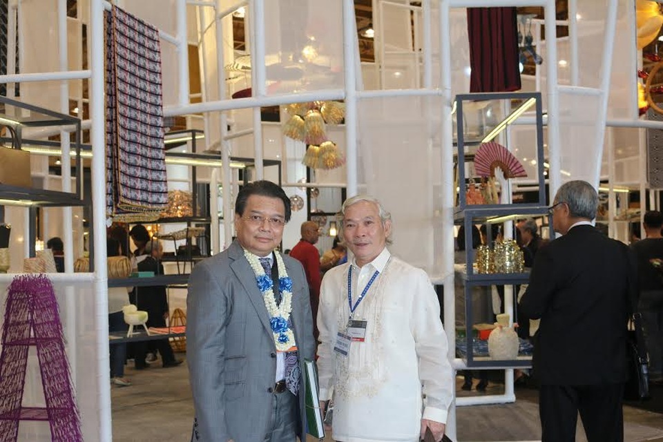 Việt Nam đưa hàng mỹ nghệ, sơn mài tới Hội chợ thủ công mỹ nghệ ASEAN - 2
Đại sứ Trương Triều Dương chụp ảnh cùng đại diện đoàn Việt Nam, ông Trương Phi Đức, tại hội chợ (Ảnh: Đại sứ quán Việt Nam tại Philippines)