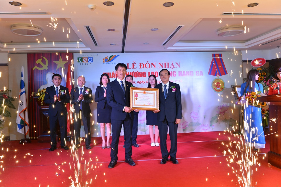 CEO Group đón nhận Huân chương Lao động hạng Ba - 1
Đồng chí Phùng Minh Sơn - Phó Chủ tịch thường trực Hội đồng Thi đua Khen thưởng thành phố, Phó Giám đốc Sở Nội vụ, Trưởng Ban Thi đua Khen thưởng thành phố Hà Nội thay mặt Đảng và Nhà nước trao tặng Bằng khen và Huân chương Lao động hạng Ba cho Chủ tịch CEO Group.
