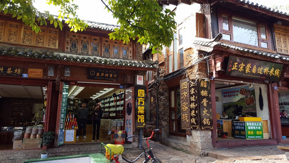 “Xuyên không” về dĩ vãng với Lệ Giang - 6 Những quán hàng bằng gỗ nhỏ xinh nằm dọc theo những lối mòn nhỏ lát đá đẹp như trong truyện cổ tích, rất thơ mộng và lãng mạn.
