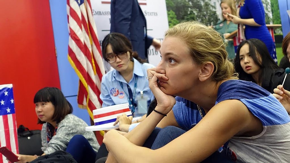 Ông Trump thắng áp đảo bà Clinton, đắc cử tổng thống Mỹ - 16
Các bạn trẻ chăm chú theo dõi kết quả bầu cử tổng thống tại Đại sứ quán Mỹ ở Hà Nội (Ảnh: Mạnh Thắng)
