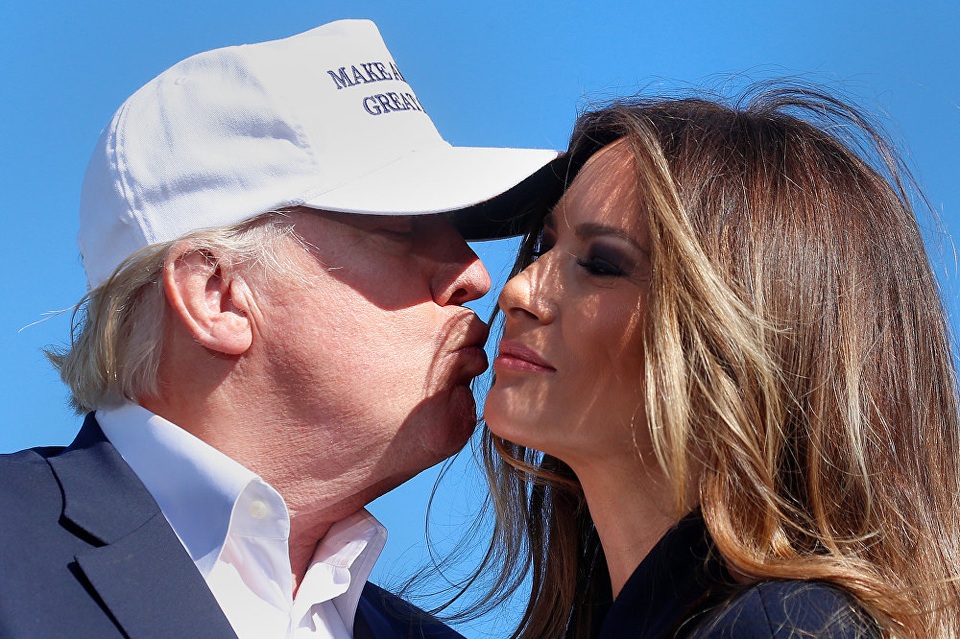 Những "bóng hồng" nổi tiếng phía sau các nguyên thủ thế giới - 1 
Tỷ phú Donald Trump hôn vợ, bà Melania Trump, trong một cuộc vận động tranh cử ở Wilmington, North Carolina, Mỹ hồi đầu tháng 11. (Ảnh: Reuters)