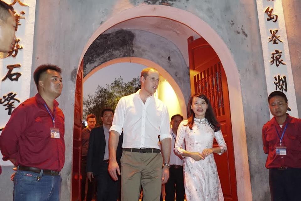 Hoàng tử William thăm đền Ngọc Sơn - 8
(Ảnh: Hữu Nghị)