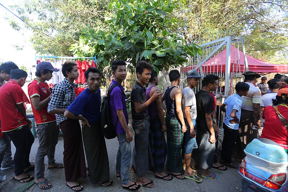 CĐV Myanmar ùn ùn kéo tới sân Thuwana tiếp lửa đội nhà - 1