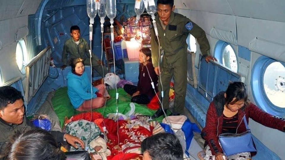 Hơn 3.000 người Myanmar chạy sang Trung Quốc tránh xung đột - 1
Các binh sĩ Myanmar trợ giúp những người bị thương trên một trực thăng quân sự ở Lashio, phía bắc Myanmar hôm 20/11 (Ảnh: EPA)