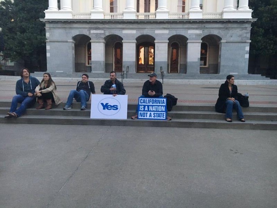 California có thể trưng cầu dân ý về việc tách khỏi Mỹ - 1
Những người tham gia chiến dịch đòi California độc lập khỏi Mỹ (Ảnh: Yahoo)