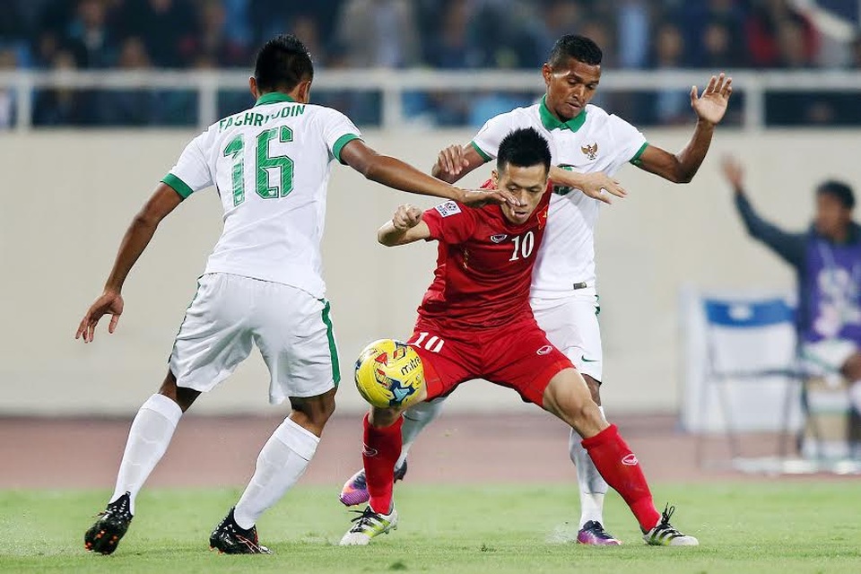 
Văn Quyết (giữa) trong vòng vây của các cầu thủ Indonesia, ảnh: Minh Phương
