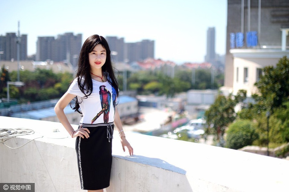 Cô gái 19 tuổi phẫu thuật thẩm mỹ để trở thành bản sao của Lưu Diệc Phi - 9
Lý Dịch Phi hiện tại cảm thấy tự tin hơn vì vẻ ngoài hoàn hảo và giống thần tượng.