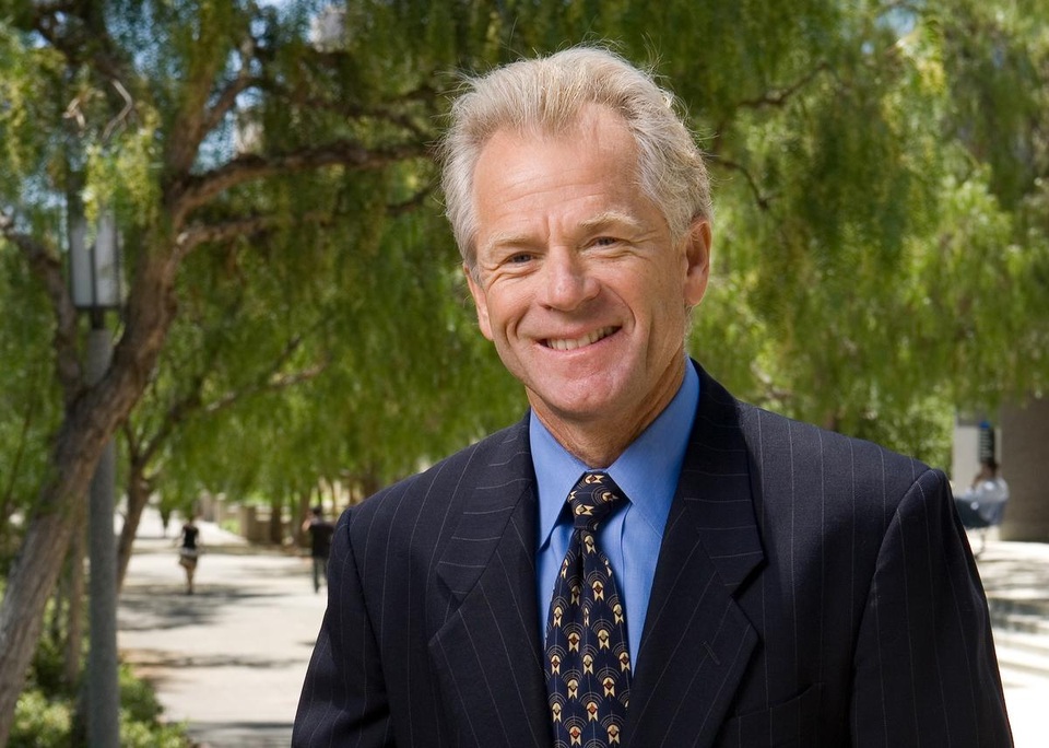 Chân dung tác giả cuốn “Cái chết do Trung Quốc” được chọn làm cố vấn của ông Trump - 1
Ông Peter Navarro (giữa), người vừa được đề cử làm cố vấn cấp cao về thương mại cho Tổng thống đắc cử Mỹ Donald Trump. (Ảnh: ocregister)