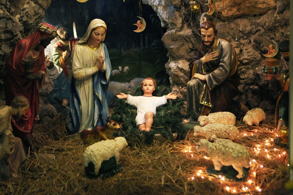 
Hang đá bên trong khuân viên Nhà thờ Lớn mô tả thời khắc Chúa giáng sinh.
