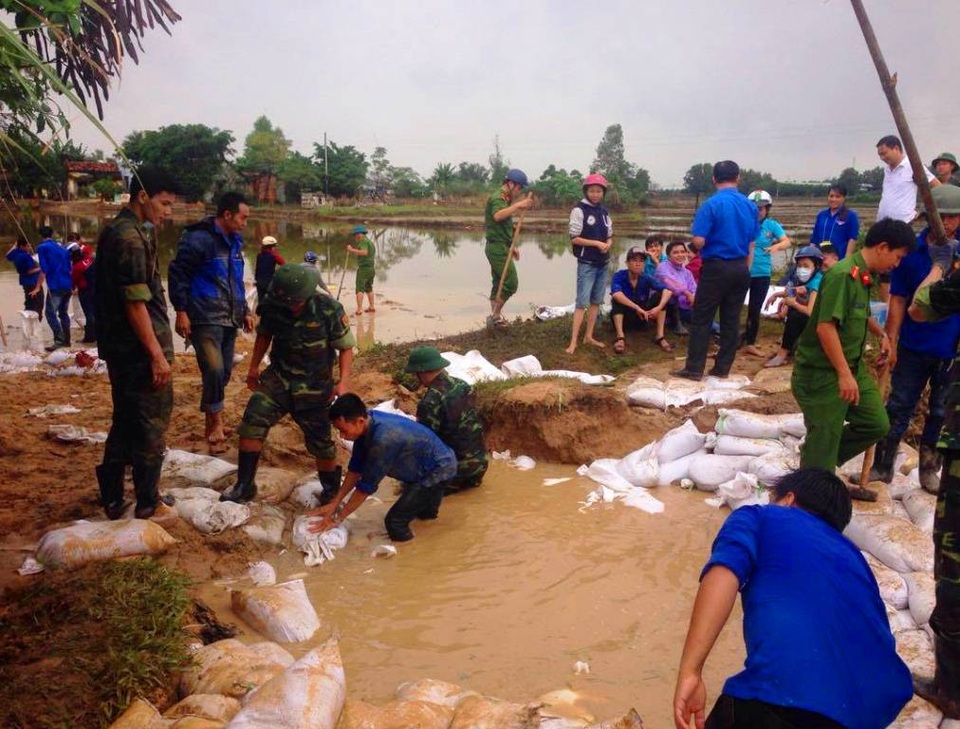 Lũ lụt chưa qua, Bình Định lại “sốt vó” lo bão số 10 - 1
Khắc phục hậu quả lũ lụt chưa xong, Bình Định lại lo “sốt vó” ứng phó bão số 10