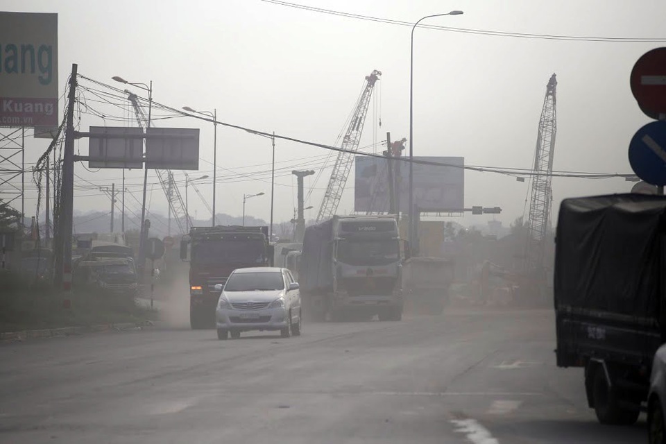 Người đi đường khốn khổ khi lưu thông trên Xa Lộ Hà Nội, đoạn từ KDL Suối Tiên đến Nghĩa trang Liệt sĩ vì bụi bay dày đặc do ảnh hưởng từ công trình đang thi công.