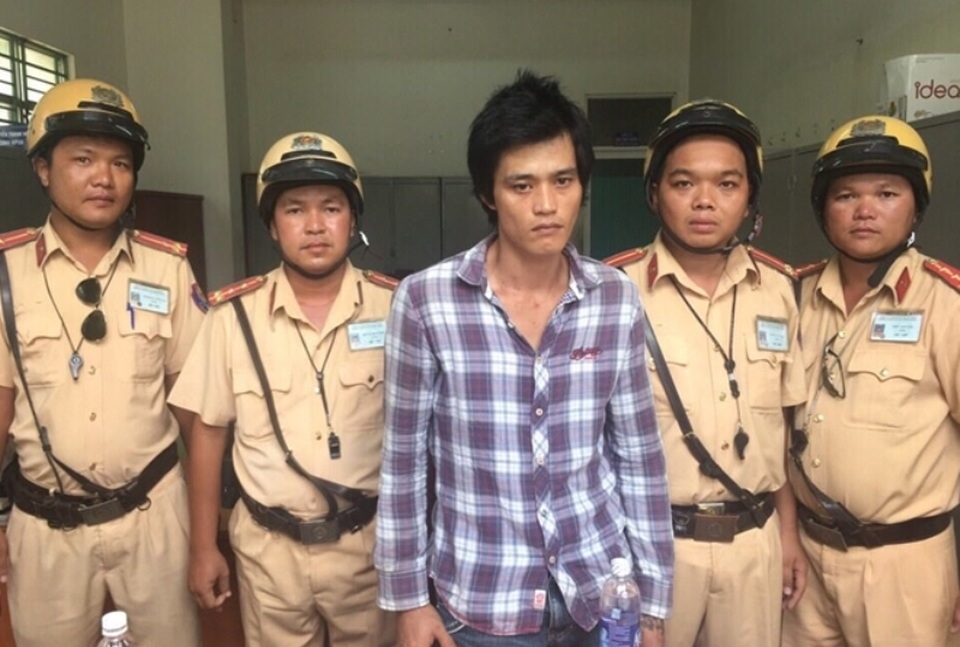 Cảnh sát giao thông dùng mô tô đặc chủng đuổi cướp - 1 Các chiến sĩ Đội CSGT Phú Lâm cùng tham gia nhiều lần bắt đối tượng cướp giật tài sản trên đường, khi đang làm nhiệm vụ tuần tra kiểm soát giao thông.