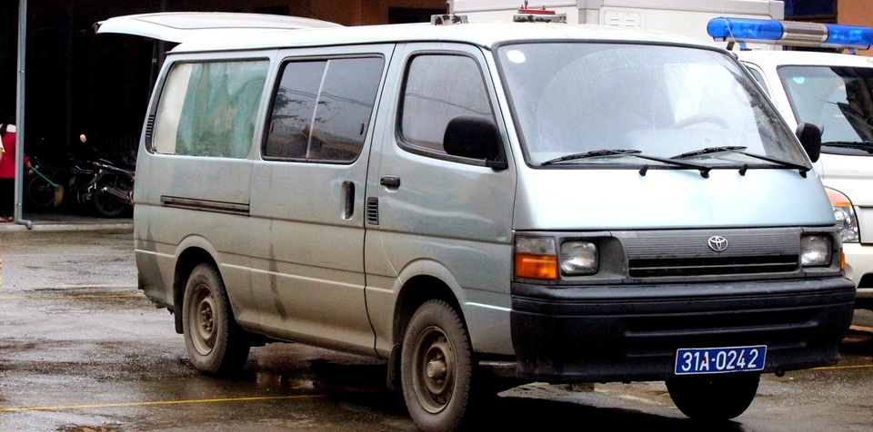 Xe mang biển xanh đã được thanh lý để chở gỗ lậu