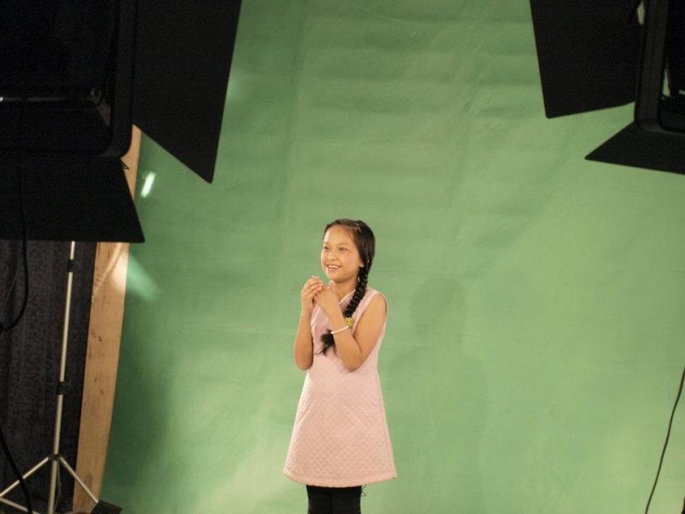 Xôn xao bức thư của ông bố quyết định cho con "nghỉ học theo hát" - 2 Anh Thơ casting tại buổi chọn MC cho chương trình Bạn trẻ bốn phương trên kênh VTV6.