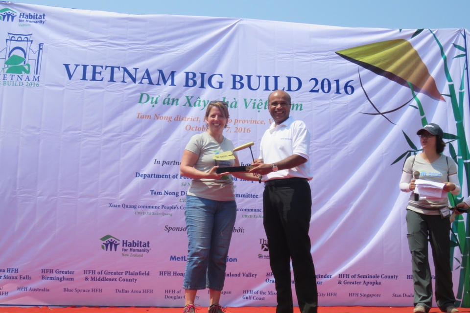 BIDV Metlife chung tay xây thêm mái ấm cho hộ nghèo tỉnh Phú Thọ - 1
Đại diện tổ chức Habitat Việt Nam trao biểu tượng dự án cho ông Gaurav Sharma, Tổng Giám đốc BIDV MetLife