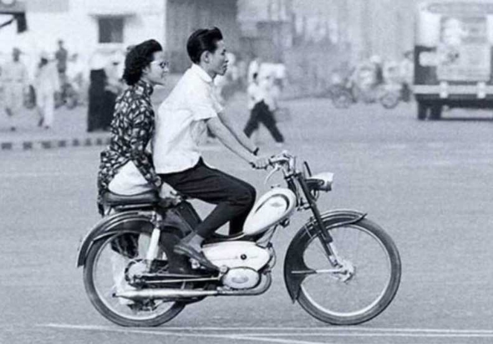 
Đôi vợ chồng trên chiếc Gobel máy Sachs
