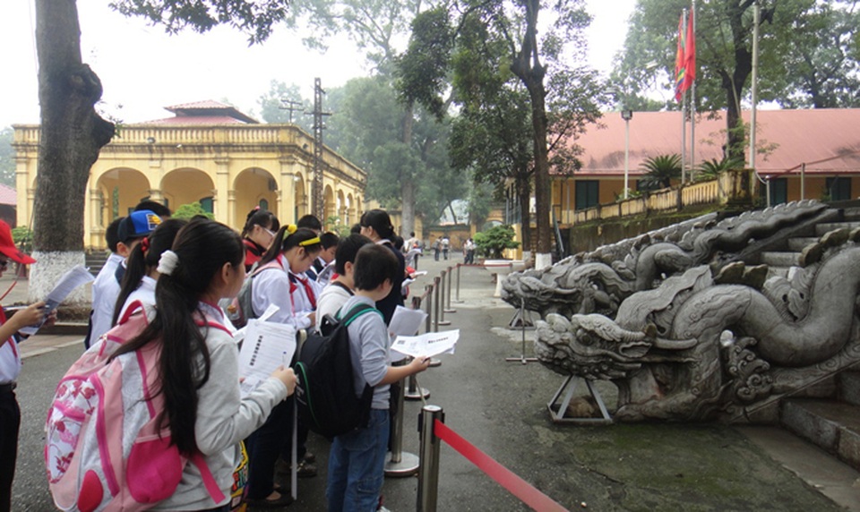 Muốn thi Sử điểm cao, đọc kỹ sách giáo khoa - 1 Học sinh tham quan tìm hiểu lịch sử Hoàng Thành Thăng Long. Ảnh: Hồng Vĩnh.