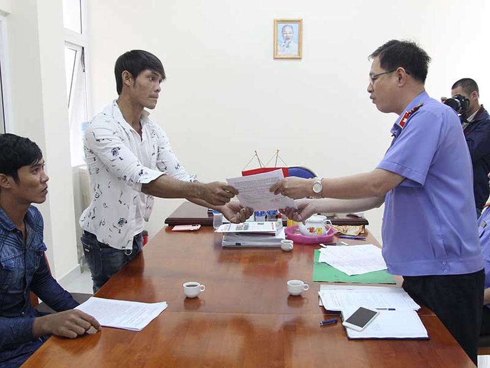 3 người "đi tè bị đổ tội cướp" được minh oan - 1 Ong Văn Sệt (mặc áo sậm) và Trần Văn Uống tại buổi nhận quyết định đình chỉ. Ảnh: hoàng giang