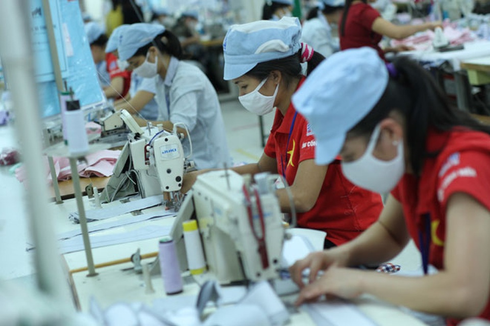 
Công nhân ngành may dễ bị doanh nghiệp lạm dụng về thời giờ làm thêm. Ảnh: HẢI NGUYỄN
