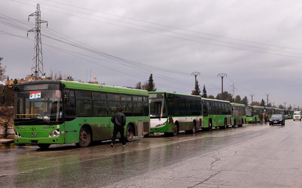 Vị thế ông Assad tăng nhờ Aleppo - 1 Đoàn xe đợi đưa dân thường và các tay súng nổi dậy sơ tán khỏi Aleppo. Ảnh: REUTERS