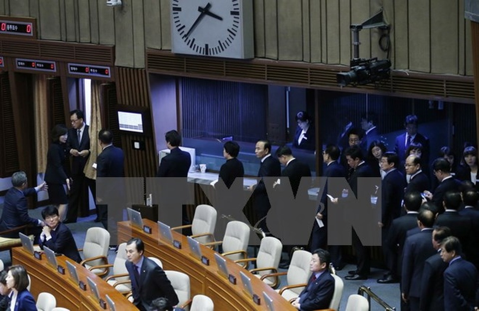 Các nghị sỹ bỏ phiếu tại phiên họp luận tội bà Park Geun-hye ngày 9/12. (Nguồn: AP/TTXVN)