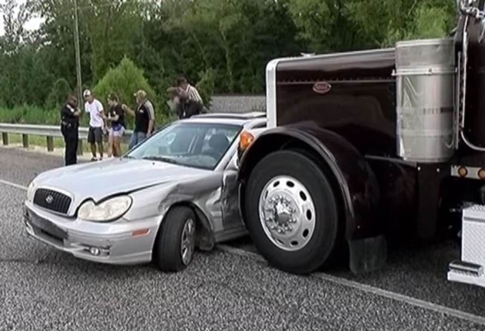 Xe 18 bánh ủn xe con, tài xế không hay biết - 10