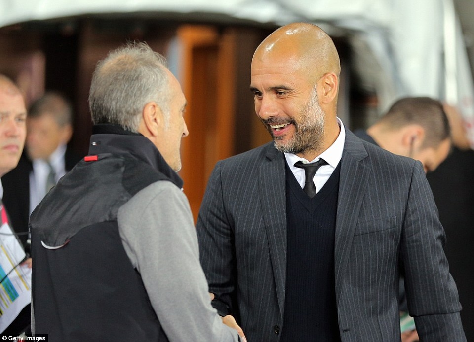 Nhìn lại chiến thắng của Man City trước Swansea - 1
Pep Guardiola (phải) bắt tay huấn luyện viên Francesco Guidolin trước khi trận đấu bắt đầu