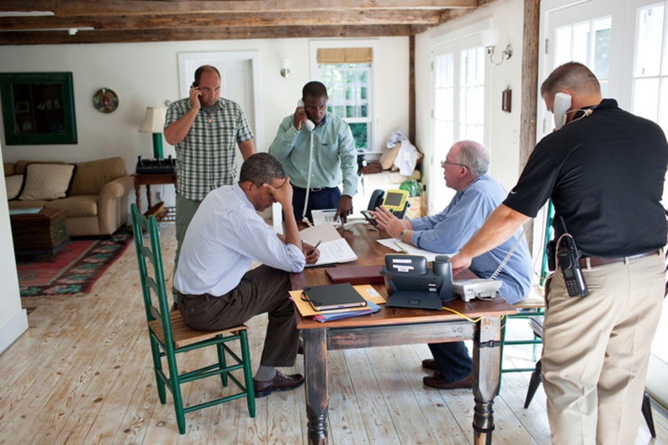 Những khoảnh khắc hậu trường "đắt giá" của Tổng thống Obama - 10
Nhà lãnh đạo Mỹ thảo luận với các quan chức về bão Irene trong khi đang đi nghỉ ở Marthas Vineyard tháng 8/2011.