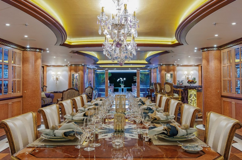 Ngắm chiếc siêu du thuyền xa xỉ đắt bằng... 50 chiếc Rolls-Royce - 10