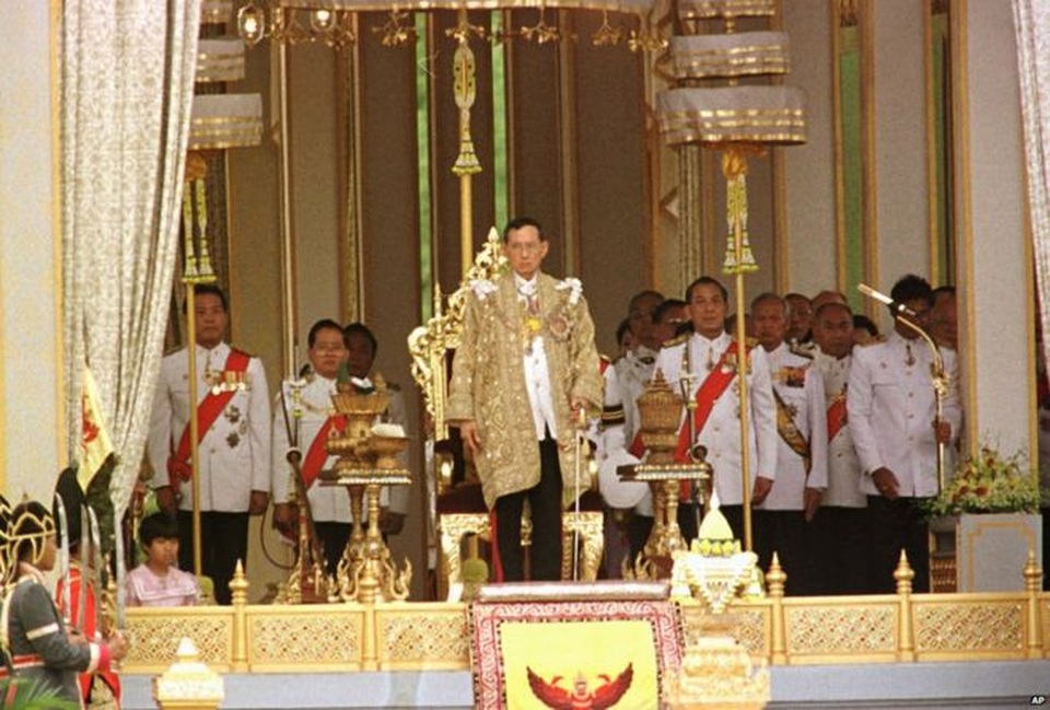 Cuộc đời nhà vua trị vì lâu nhất thế giới - 10
Trong cuộc khủng hoảng chính trị năm 2006 về vai trò lãnh đạo của Thủ tướng Thaksin Shinawatra, Quốc vương Adulyadej đã nhiều lần được đề nghị can thiệp nhưng ông cho rằng điều này là không thích hợp. (Ảnh: AP)