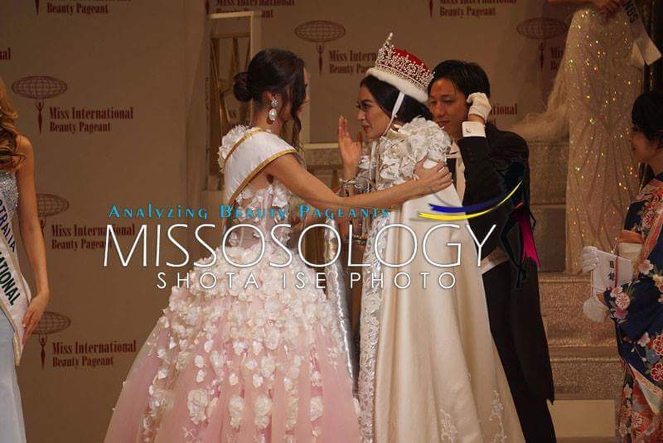 Người đẹp Philippines đăng quang Hoa hậu quốc tế 2016 - 1
Phút đăng quang của hoa hậu Kylie Verzosa