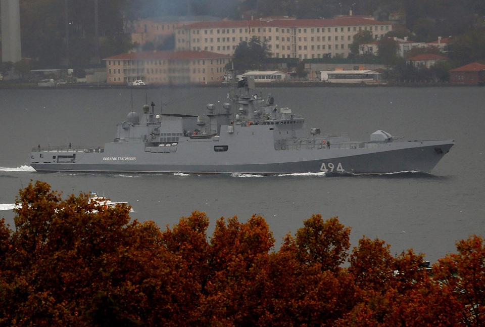 Tàu sân bay, tàu khu trục Nga phô diễn sức mạnh ngoài khơi Syria - 10
Tàu khu trục Đô đốc Grigorovich di chuyển qua eo biển Bosphorus tại Istanbul (Thổ Nhĩ Kỳ) trên đường tới Địa Trung Hải ngày 4/11/2016. (Ảnh: Reuters)