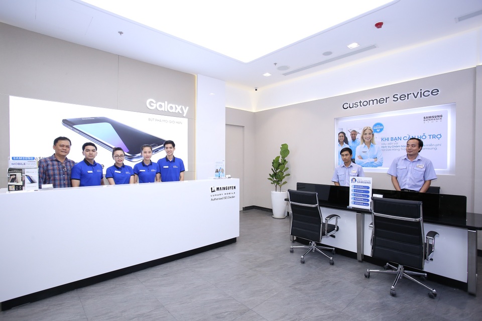 
Ngoài khu vực trưng bày và trải nghiệm sản phẩm, SES Metropolitan còn tích hợp trung tâm bảo hành chất lượng cao với đội ngũ kỹ thuật viên được đào tạo bài bản nhằm phục vụ người dùng một cách chu đáo và nhanh chóng nhất. Có thể nói, đây là trung tâm bảo hành đầu tiên có mặt tại một cửa hàng của Samsung. Chi tiết đặc biệt này được xem như một điểm cộng lớn của Samsung trong mắt người tiêu dùng.
