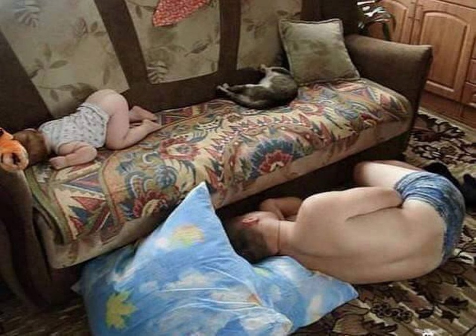 Sự sáng tạo "bá đạo" của các ông bố - 6
Em ngã anh sẽ nâng