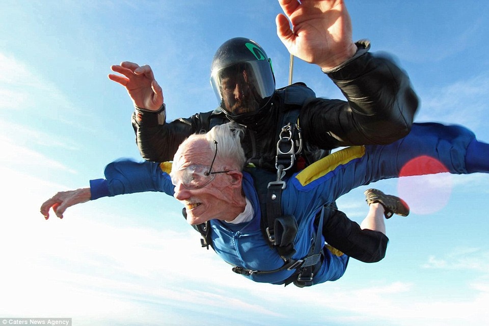 Cụ ông Glenn Quillin đến từ San Diego quyết định đánh dấu sinh nhật tuổi 100 của mình bằng cú nhảy dù tự do từ máy bay.