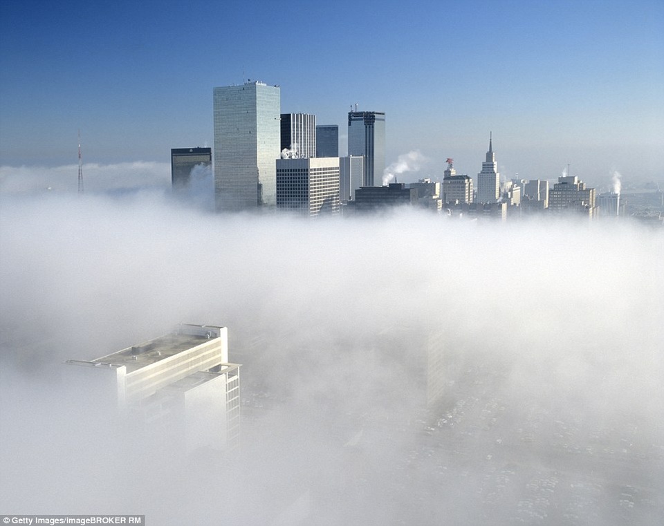 Thành phố Dallas cũng trở nên diệu kỳ và mơ màng hơn bởi làn sương buổi sớm.