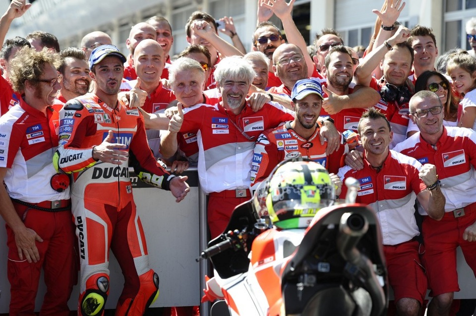 Nhìn lại mùa giải MotoGP 2016 - 7
10 năm: Với vị trí cao nhất trên bục podium tại chặng 10 MotoGP 2016 ở đường đua Red Bull Ring; qua đó cũng giúp cho đội đua Ducati tận hưởng cảm giác chiến thắng sau hơn 10 năm.