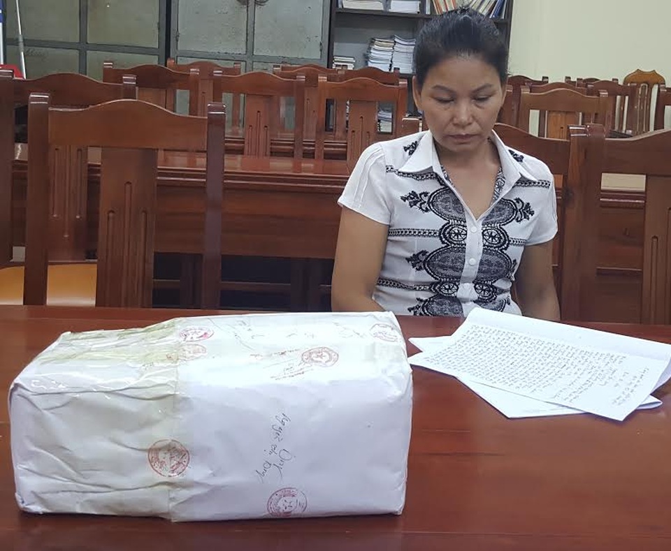Bắt “nữ quái” vận chuyển 10 bánh heroin - 1 Bắt “nữ quái” vận chuyển 10 bánh heroin - 1