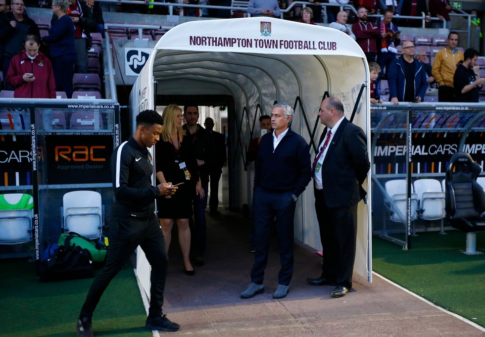Nhìn lại chiến thắng của MU trước Northampton - 1
Mourinho đứng chờ các cầu thủ ra ở bên ngoài cổng hầm