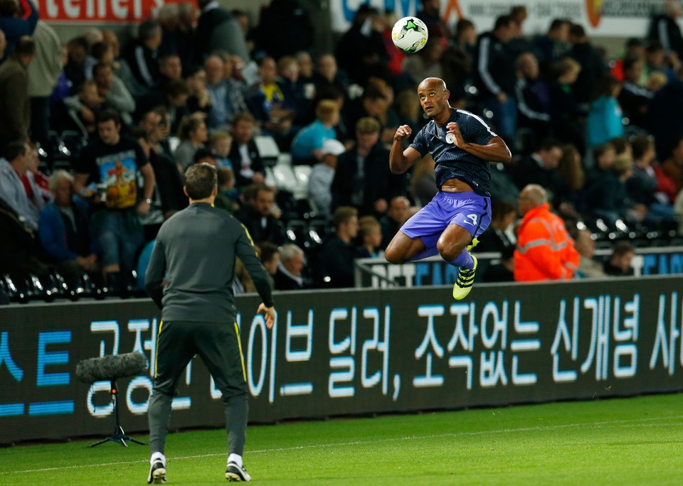 Nhìn lại chiến thắng của Man City trước Swansea - 2
Kompany (phải) khởi động chuẩn bị ra sân. Hậu vệ người Bỉ thường xuyên dính chấn thương và đang cống hiến rất hạn chế cho Man City, mùa giải trước anh chỉ thi đấu có 14 trận ở Premier League trước khi nghỉ xuyên cả mùa Hè