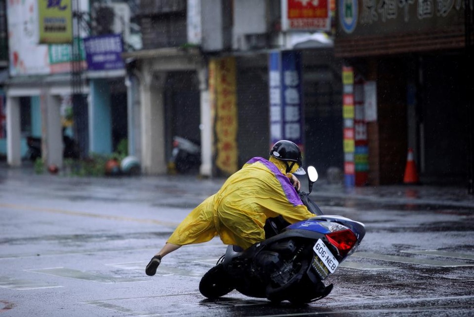 Những hình ảnh thế giới ấn tượng tuần qua - 3
Bão Megi quật đổ người đi đường tại Hualien, phía tây Đài Loan. (Ảnh: Reuters)