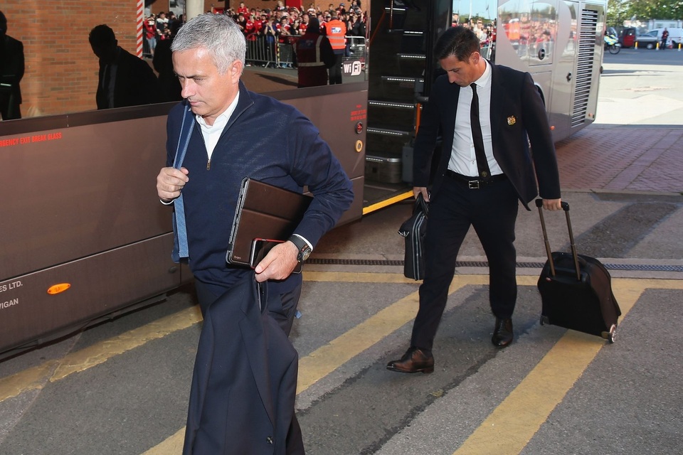 Nhìn lại trận hòa thất vọng của MU trước Stoke - 1
Mourinho và các học trò tới Old Trafford, đội bóng thành Manchester đang hướng tới trận thắng thứ bốn liên tiếp