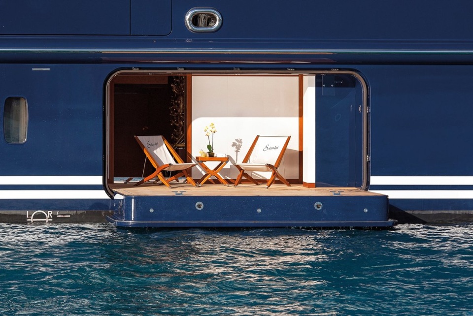 Một vị trí tắm nắng ngoài trời ngay sát mặt nước!