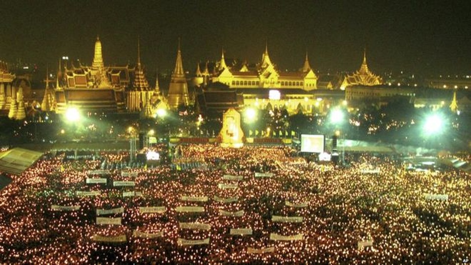 Cuộc đời nhà vua trị vì lâu nhất thế giới - 11
Một năm sau đó, vào ngày 5/12/2007, Thái Lan kỷ niệm sinh nhật lần thứ 80 của Quốc vương. (Ảnh: AP)