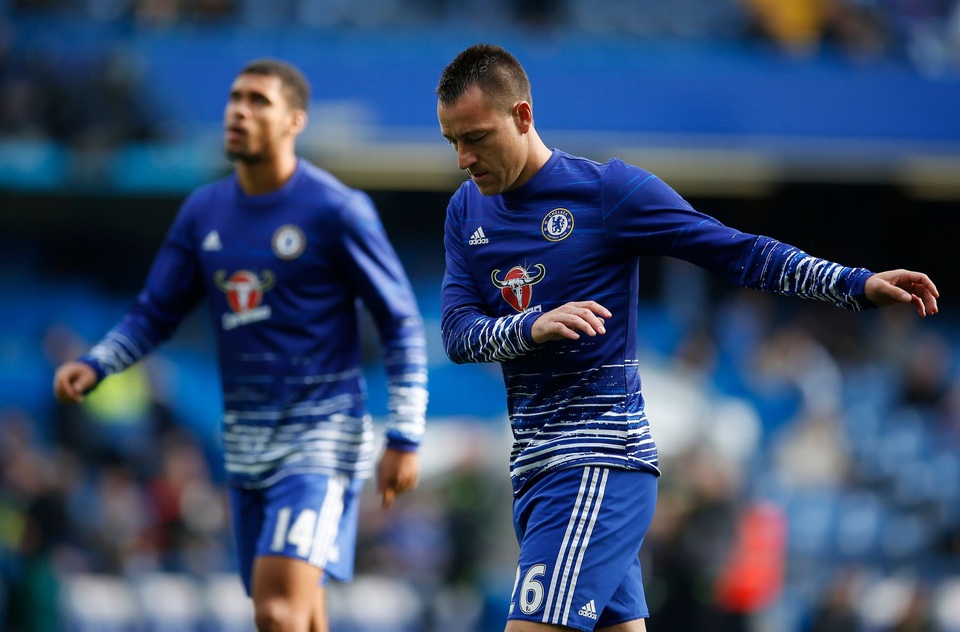 Nhìn lại chiến thắng thuyết phục của Chelsea trước Leicester - 2
John Terry khởi động cùng các đồng đội, nhưng anh không có tên trong đội hình xuất phát