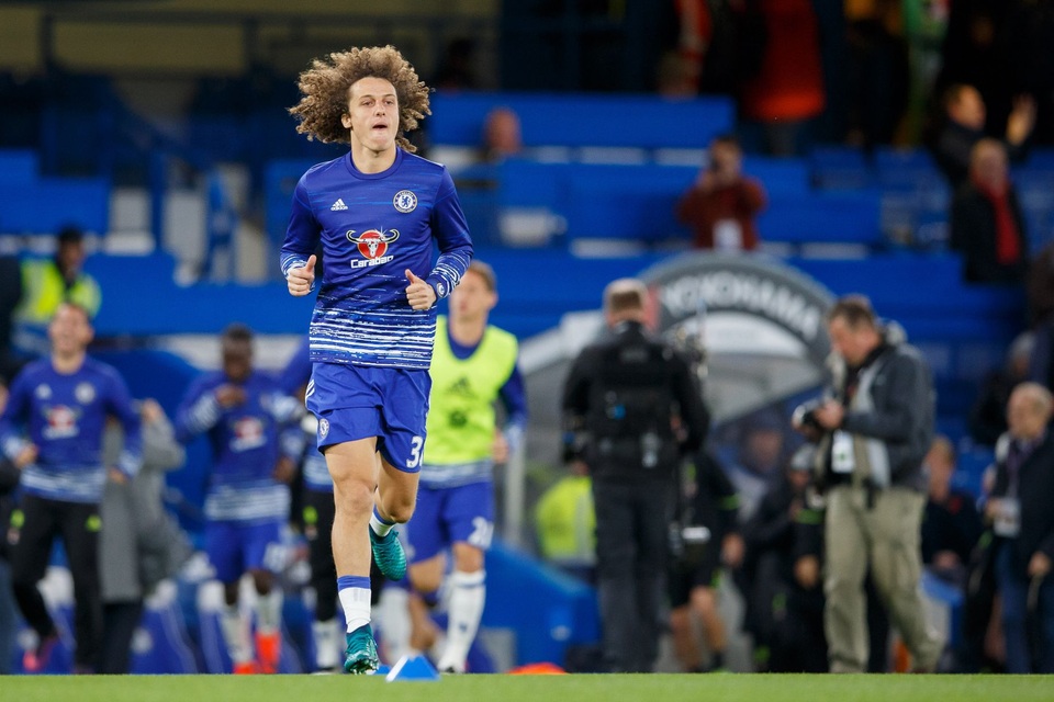 
Luiz khởi động trên sân Stamford Bridge, hậu vệ người Brazil là một trong ba cầu thủ ở hàng thủ của Chelsea
