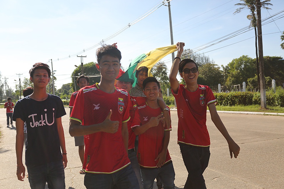 CĐV Myanmar ùn ùn kéo tới sân Thuwana tiếp lửa đội nhà - 11