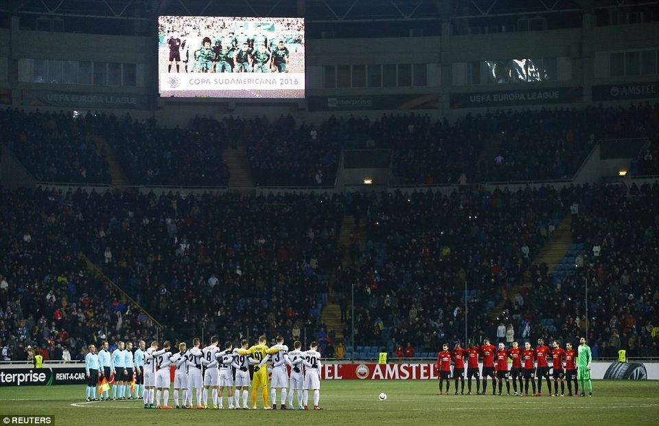 
Cầu thủ hai đội dành một phút mặc niệm cho các nạn nhân trong vụ tai nạn máy bay của Colombia mới đây
